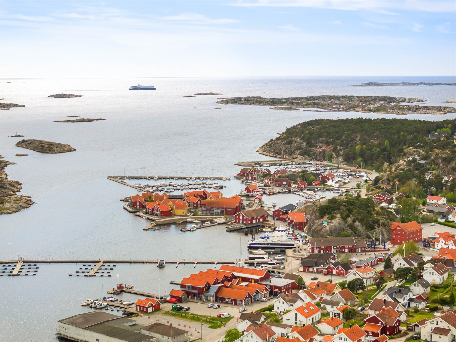 Fra leiligheten er det rusleavstand til både bystranden og alle Skjærhaldens tilbud, så vel spisesteder som helårsåpne forretninger. Galleribilde