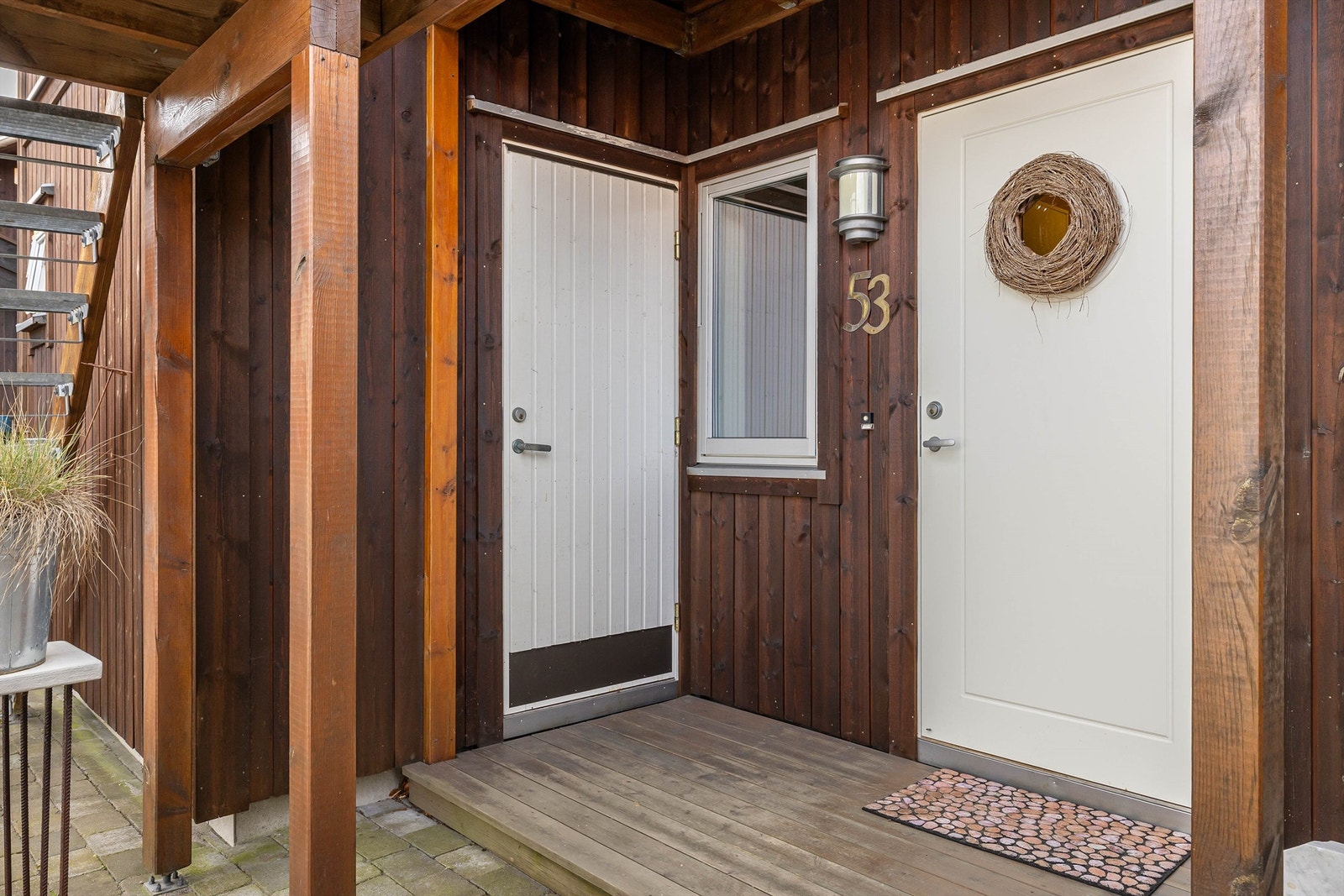 Sportsbod på over 5 kvm. er tilgjengelig fra overbygget inngangsparti. Galleribilde