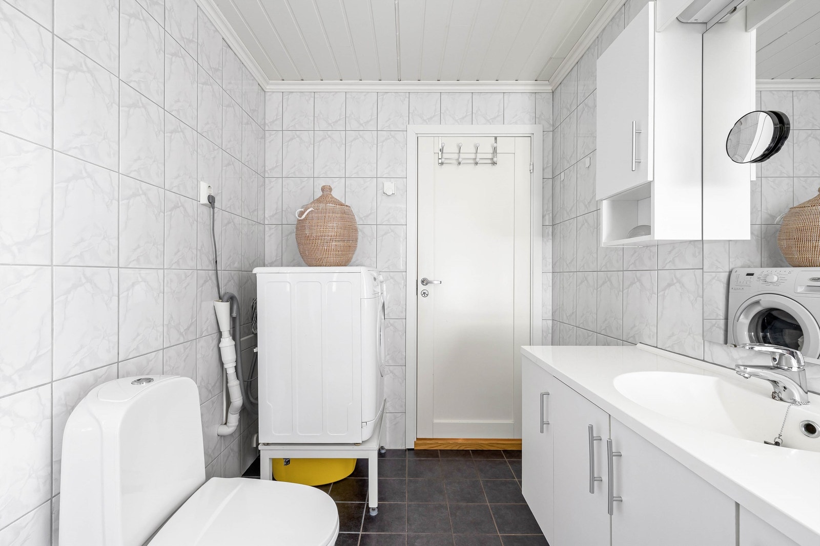 Badets møbler tilbyr flere oppbevaringsmuligheter for håndklær og personlige effekter. Servantbatteriet er skiftet ut i senere år. Galleribilde