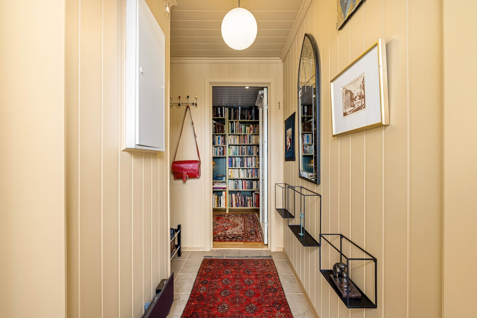 Entreen kan lukkes av mot gangen og har en praktisk overflate av fliser på gulvet. Galleribilde