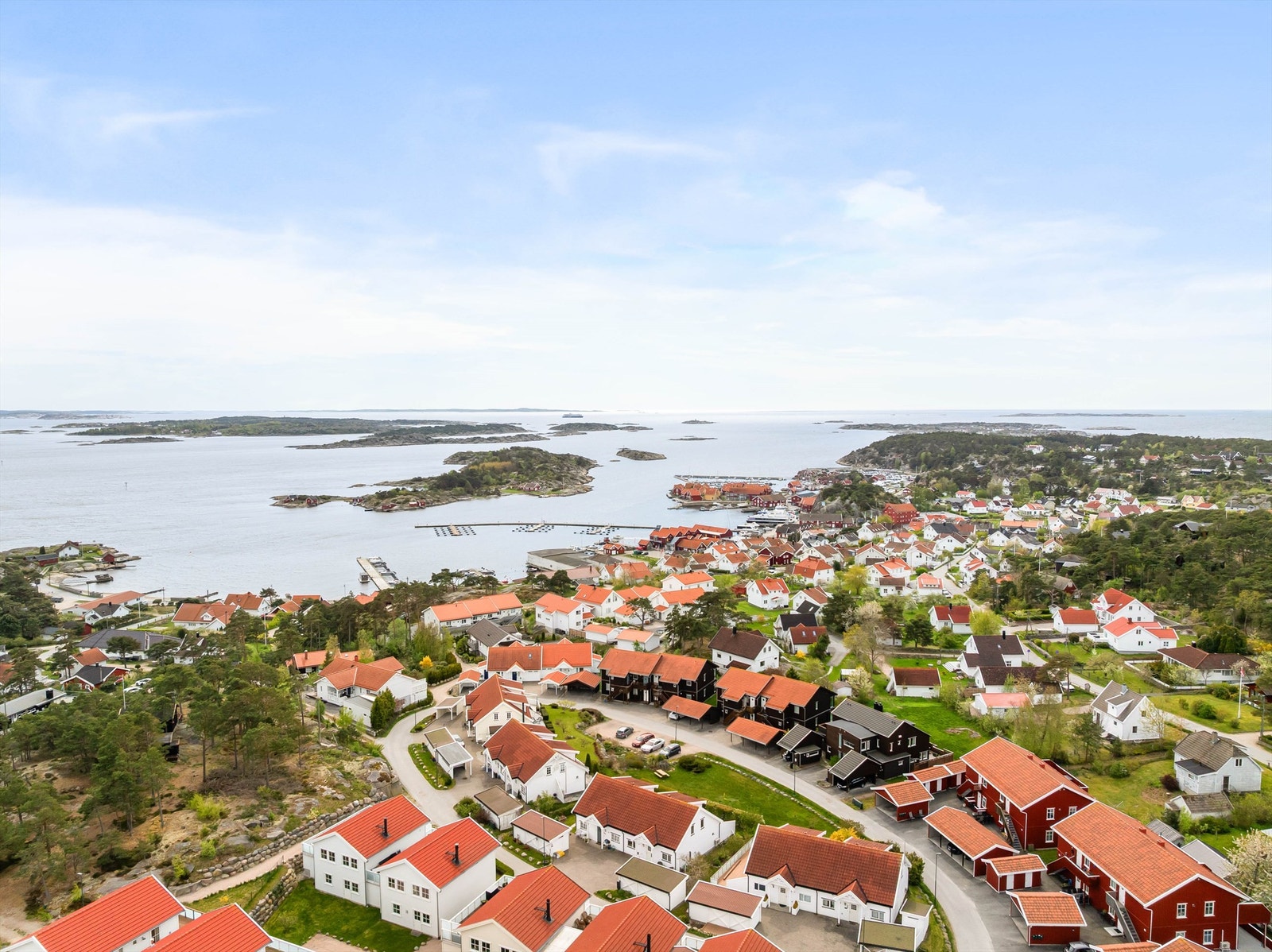 Leiligheten er tilbaketrukket i svært fredelige omgivelser i høyden ovenfor Skjærhalden. Galleribilde