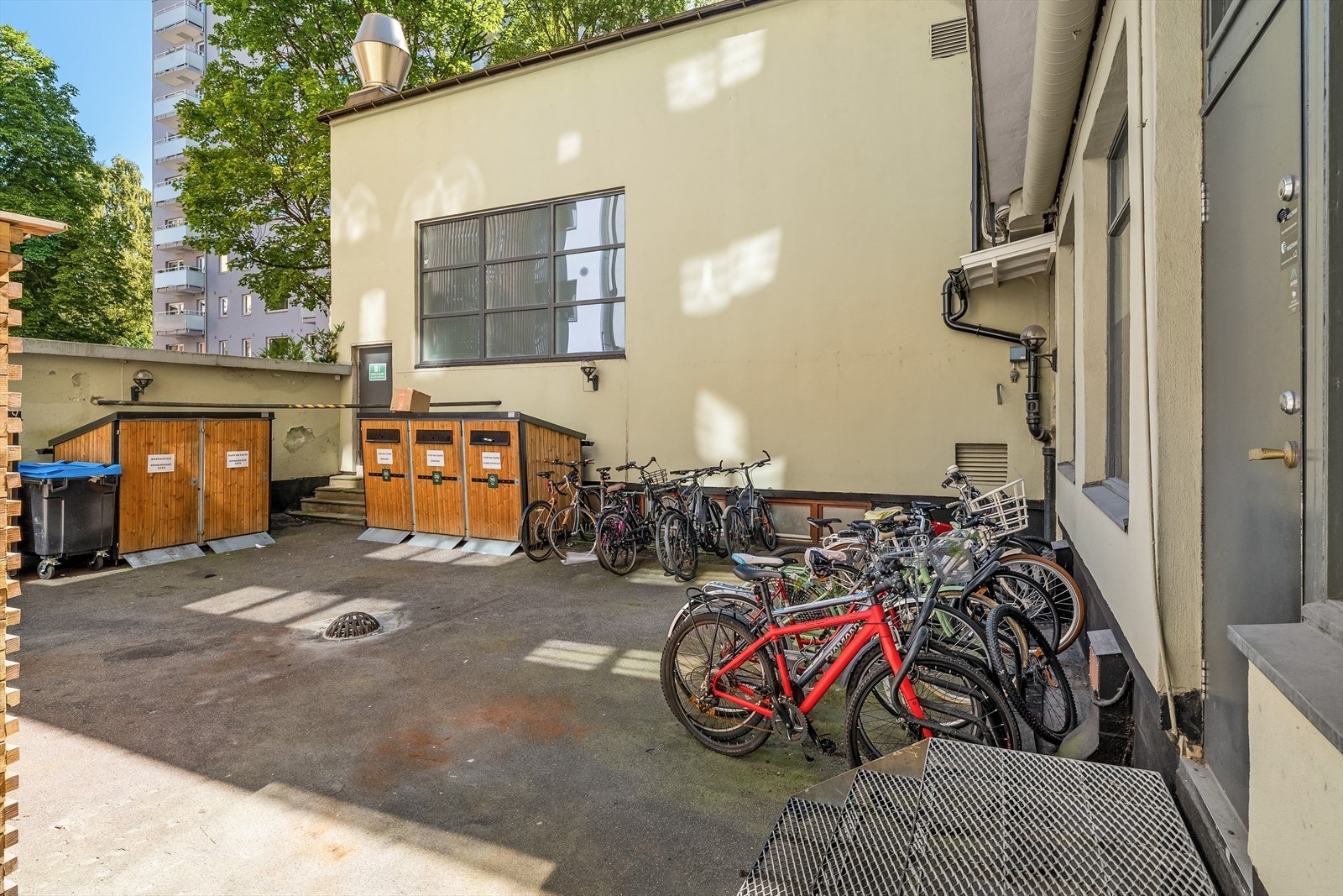 Stor felles sykkelparkering tilhørende borettslaget Galleribilde