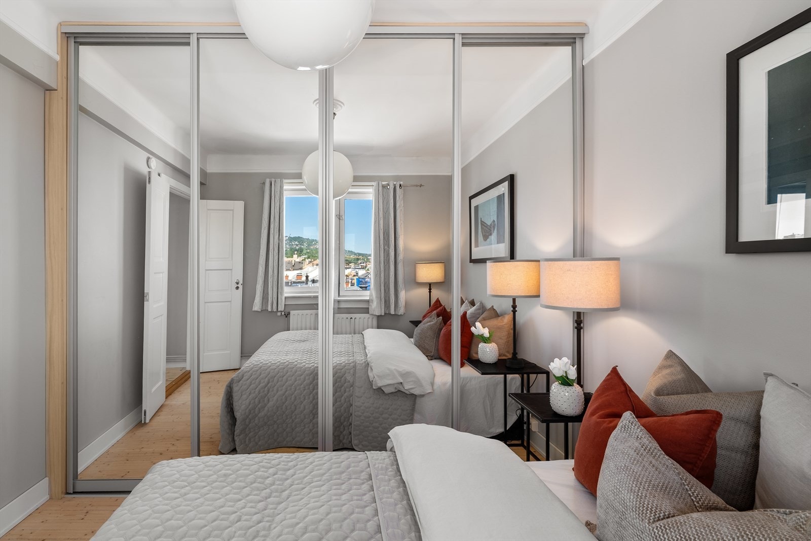 Innredet med stor skyvedørsgarderobe for maksimal og praktisk oppbevaring Galleribilde