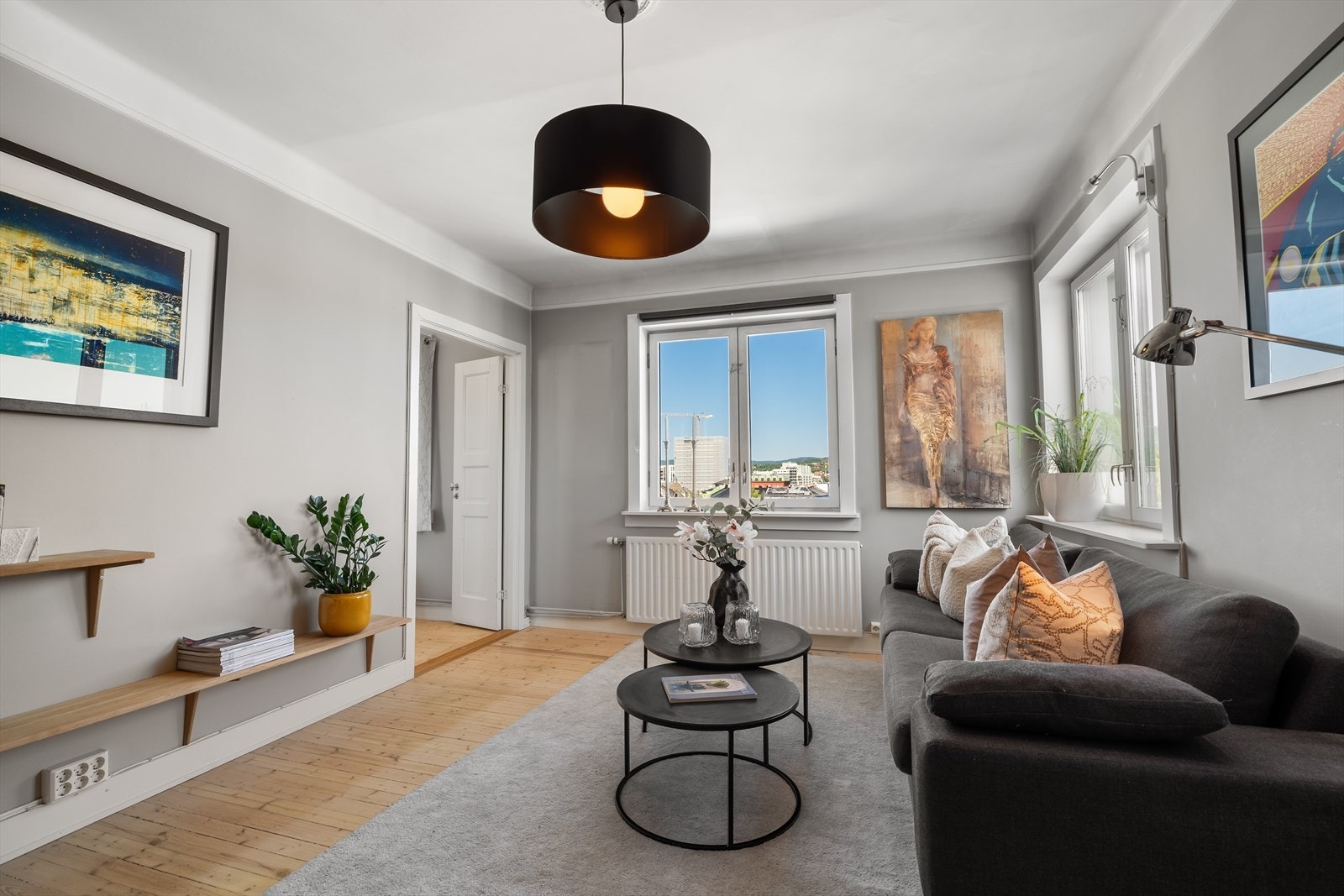 Leiligheten er lys og luftig med store vindusflater som slipper inn rikelig med naturlig lys Galleribilde