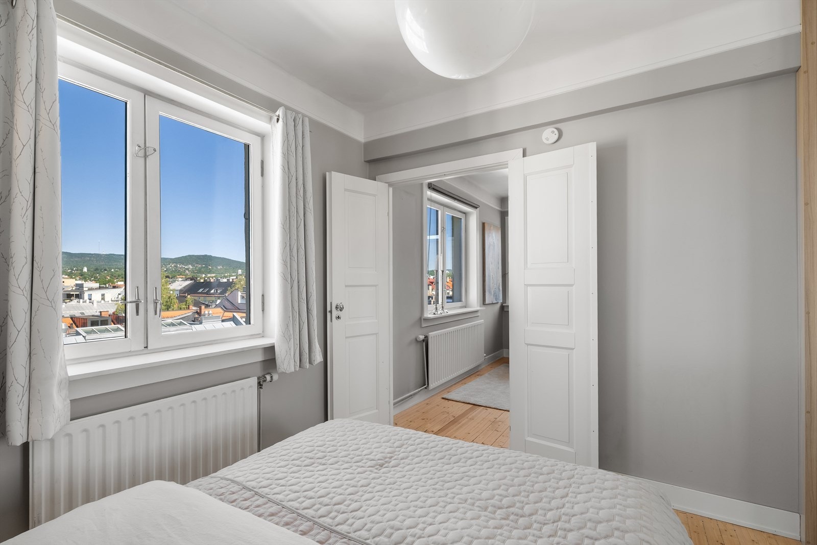 Soverommet har elegante, klassiske doble dører som tilfører sjarm - det gir en fin romdeling samtidig som de slipper inn lys og skaper en luftig atmosfære Galleribilde