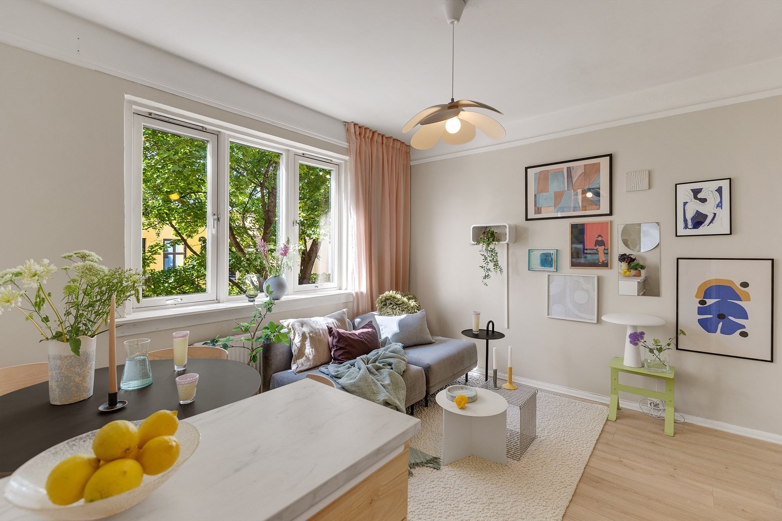 Den åpne planløsningen gjør innredningen fleksibel, og rommet er malt i delikate toner som skaper en lun og innbydende atmosfære. Galleribilde