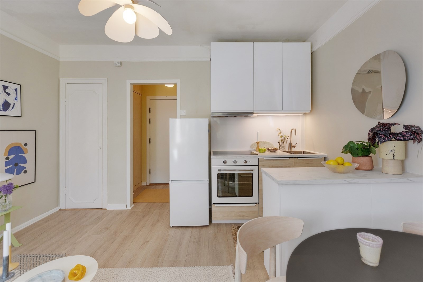 Kjøkkeninnredningen strekker seg opp til taket, noe som gir svært god lagringsplass. Galleribilde