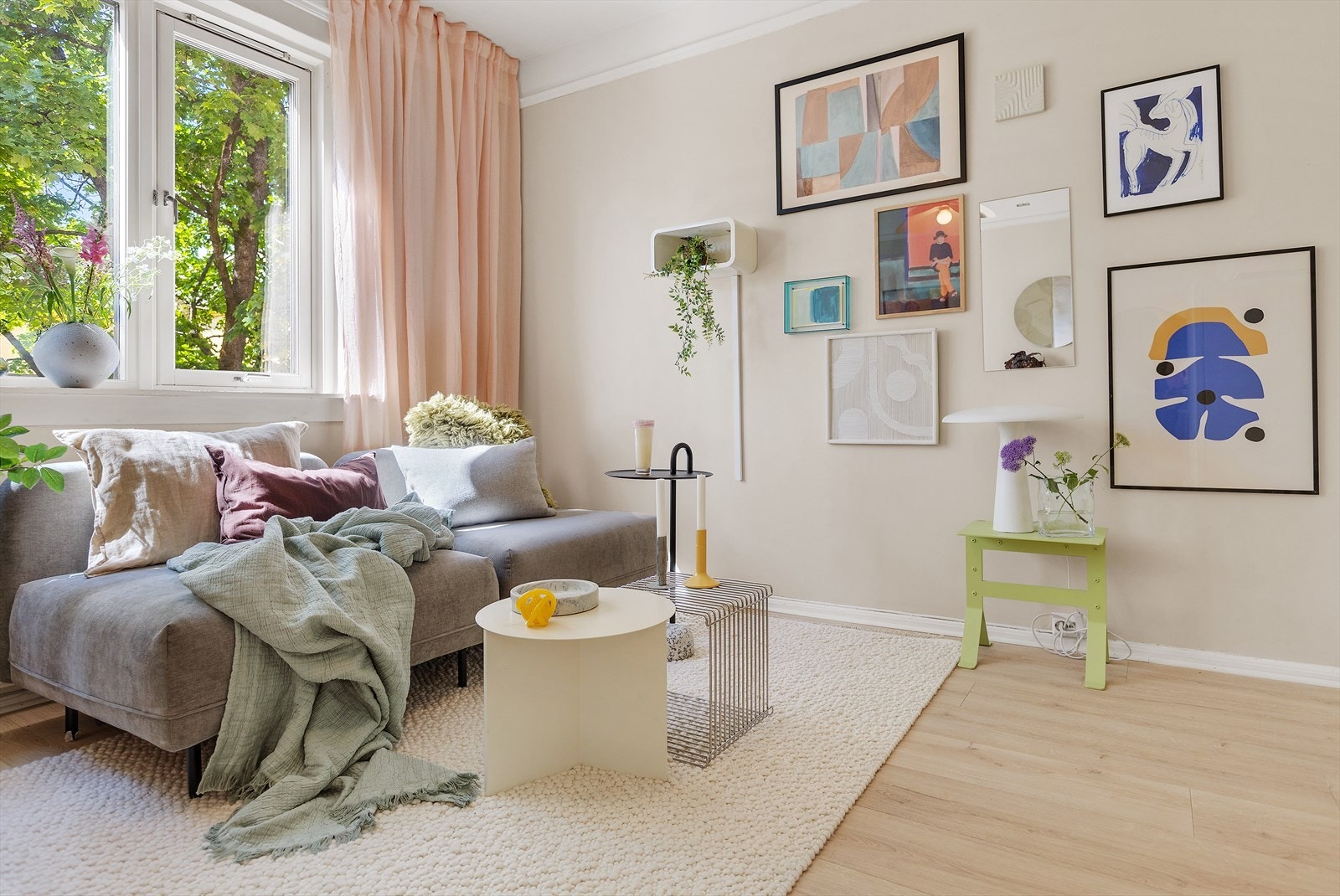 Stuen har en romslig utforming som gir god plass til en sofagruppe, og kan enkelt møbleres både som oppholdsrom og soverom. Galleribilde