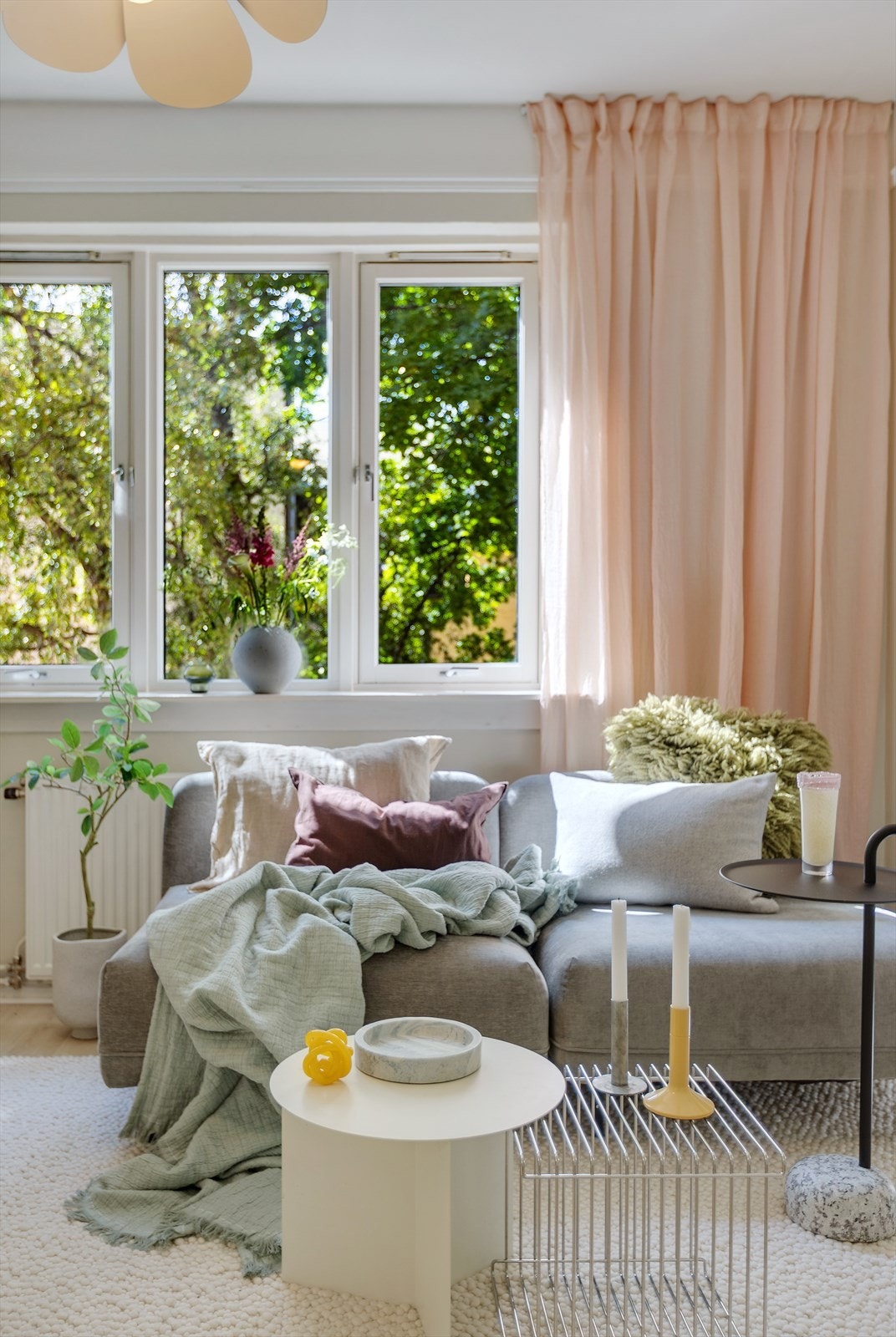 Stuevinduet blir i seg selv et maleri med utsyn til en vakker hengebjørk i bakgården. Galleribilde