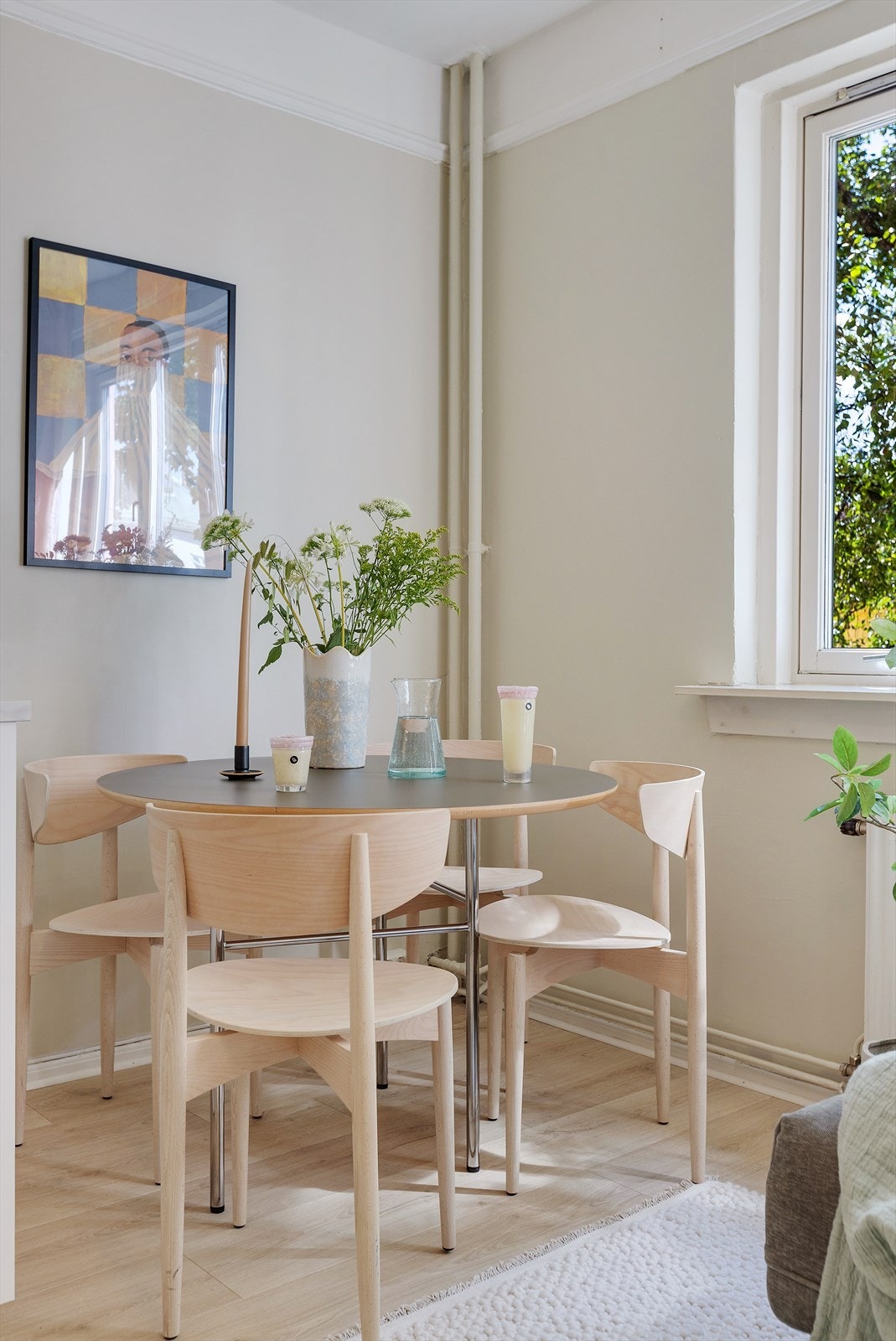 I forlengelsen av kjøkkenet er det god plass til en trivelig spisegruppe. Galleribilde