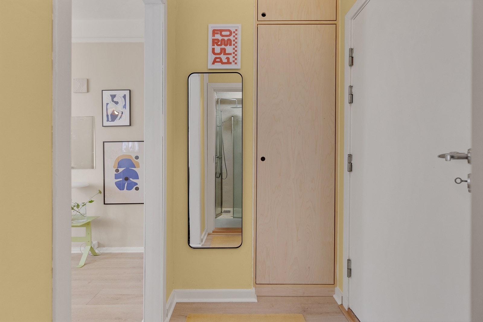 Entréen er svært praktisk, og byr på et møbelsnekker-skreddersydd garderobeskap fra 2024. Galleribilde