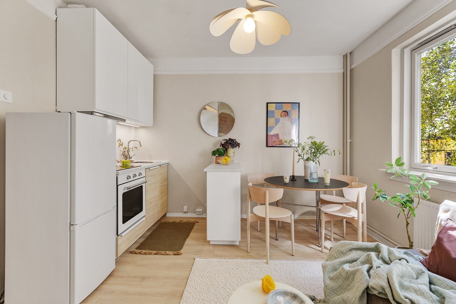 Åpen og innbydende stue- og kjøkkenløsning. Galleribilde