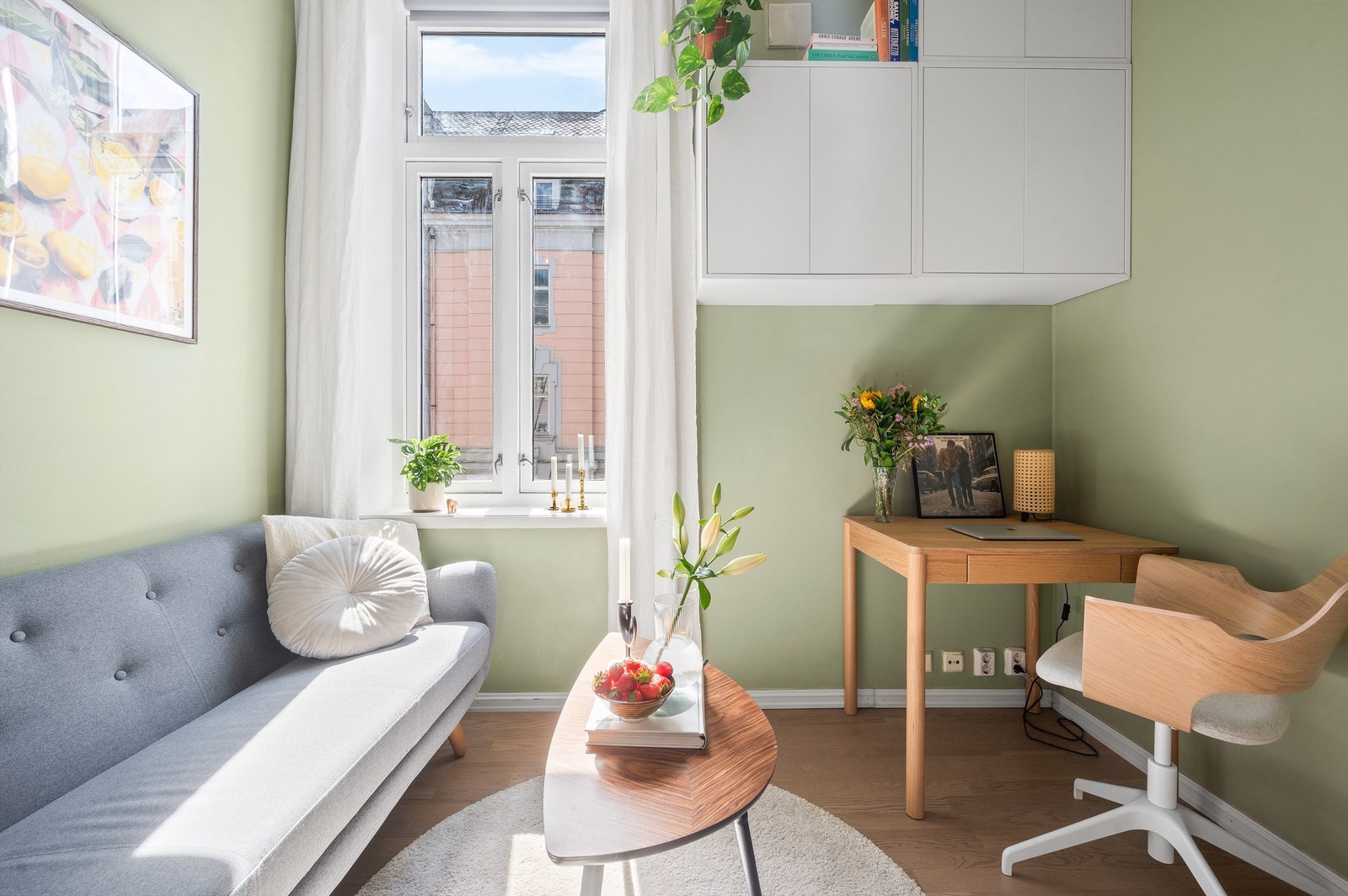 Stuen er hold i moderne og tidsriktige nyanser som sammen med en stor vindusflate skaper en god atmosfære i leiligheten. Galleribilde