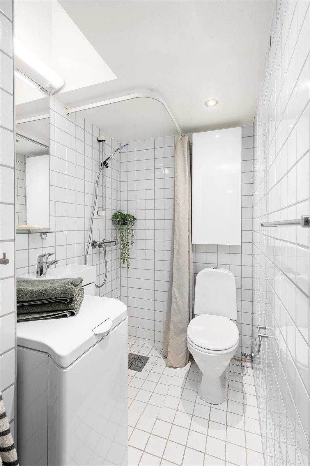 Det er dusj på gulv og gulvstående toalett. Det er opplegg for vaskemaskin på badet. Galleribilde