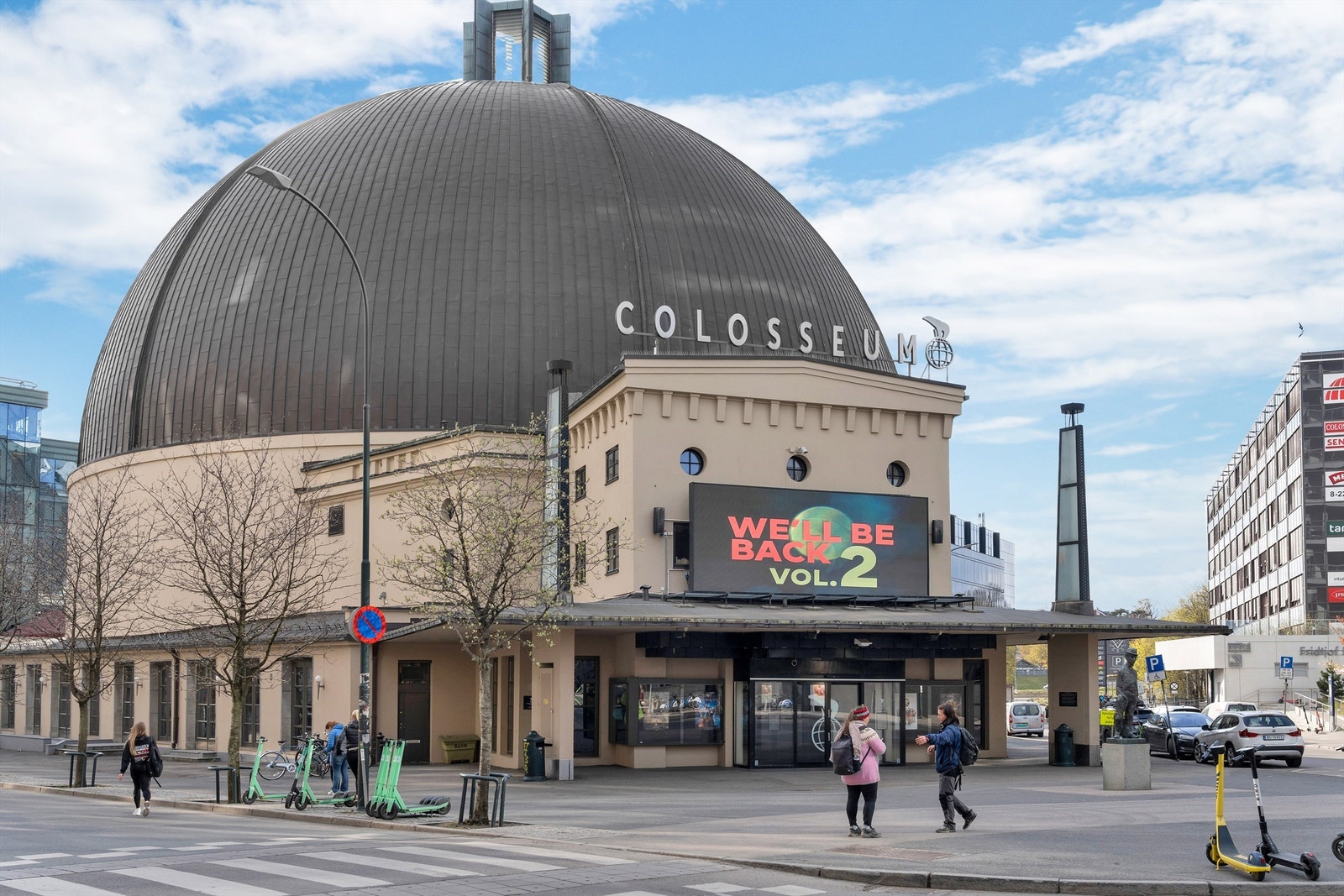 På Colosseum Kino får du med deg de nyeste filmene, mens Deichmanske bibliotek og Litteraturhuset tilbyr et bredt spekter av kulturelle aktiviteter som foredrag og høytlesning. Galleribilde