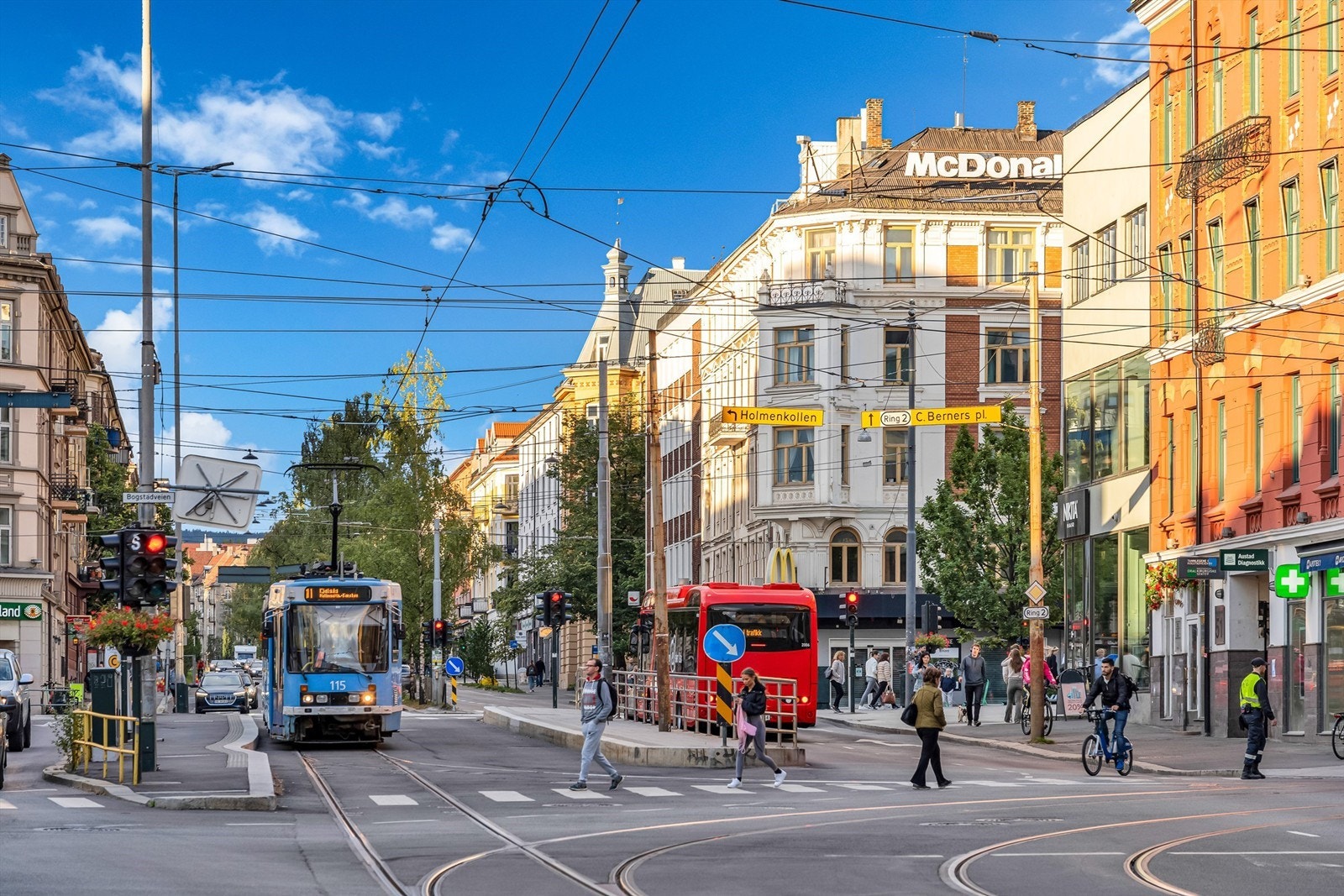 Majorstua er et knutepunkt for kollektivtrafikk med t-bane (alle 6 linjer), trikk og buss. Trikkestopp finner du også i Bogstadveien. Galleribilde