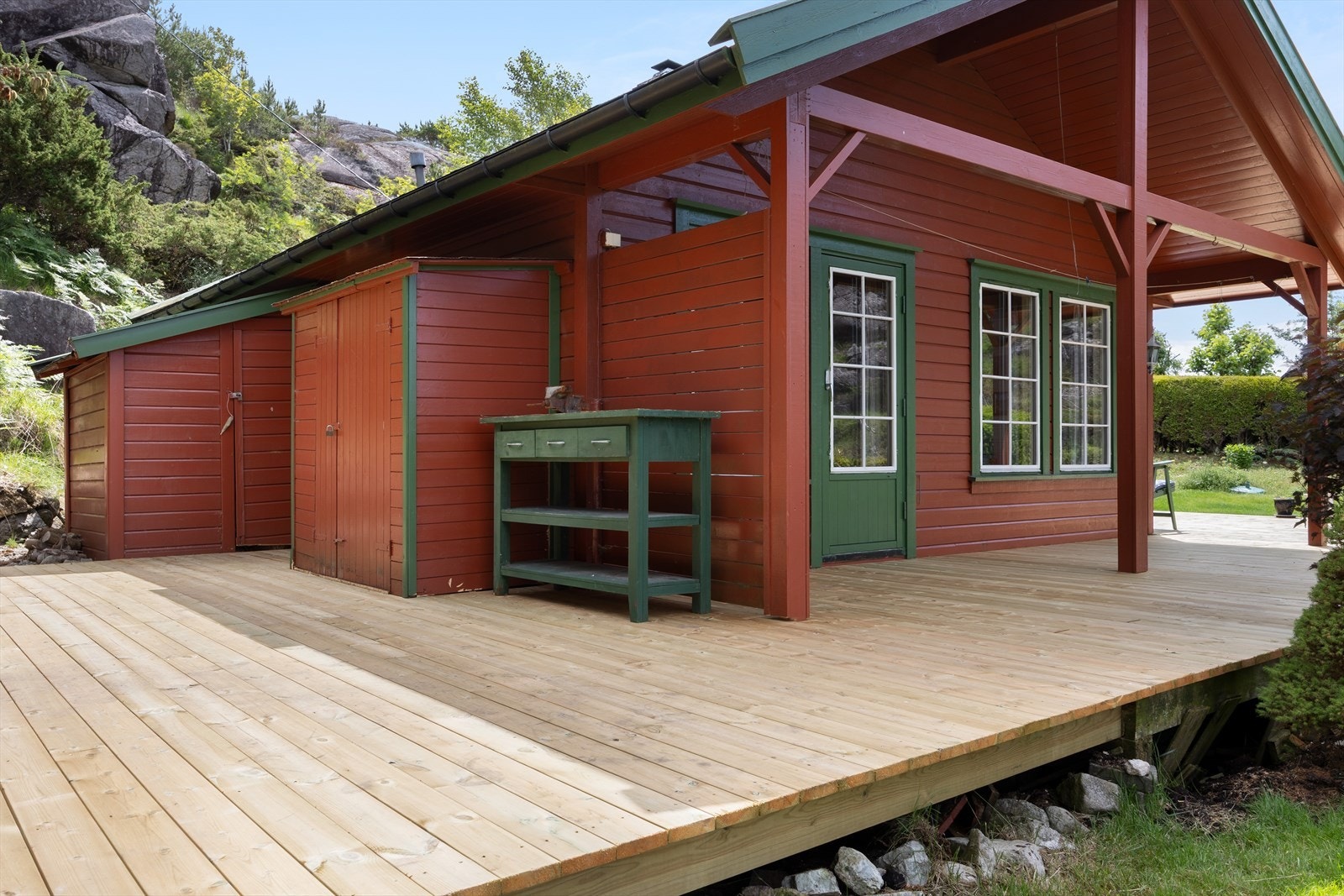 Utgang til terrasse og uteområde fra stue. Galleribilde