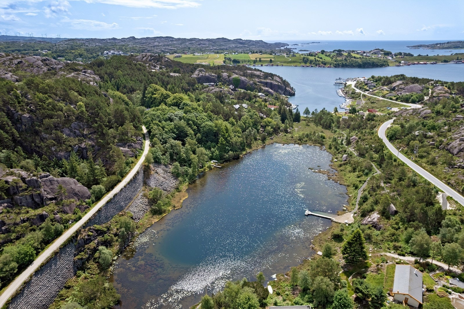Nærområdet, kort vei til badeplass, sjø og flotte turmuligheter. Galleribilde