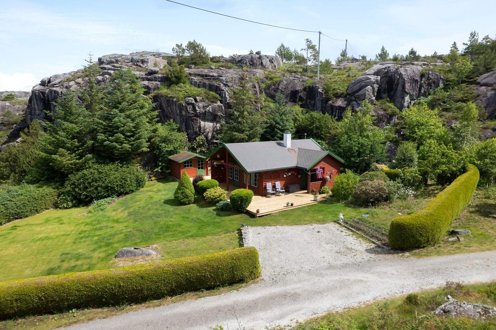 Sjarmerende hytte med innlagt strøm, vann og avløp. Galleribilde