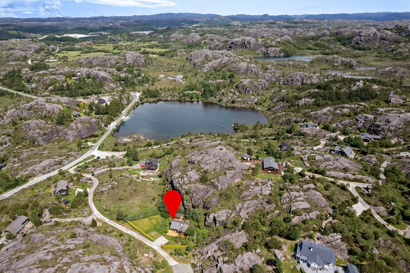 I nærområdet finner du flotte turstier og muligheter for bading og fiske. For golfentusiaster ligger Maurholen golfpark bare noen minutter unna. Galleribilde