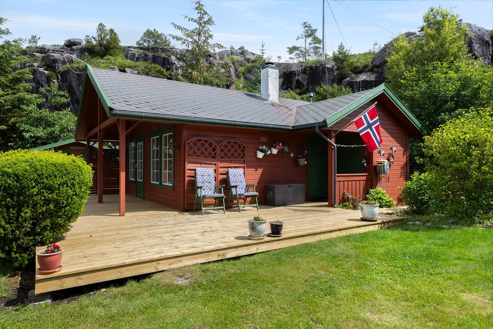 Med en stor, solrik terrasse som omkranser hytten, har du alltid et sted å slappe av og nyte naturen, enten det er morgenkaffe eller lange sommerkvelder med venner som står på programmet. Terrassen er bygget større enn reguleringsbestemmelsene tillater. Galleribilde
