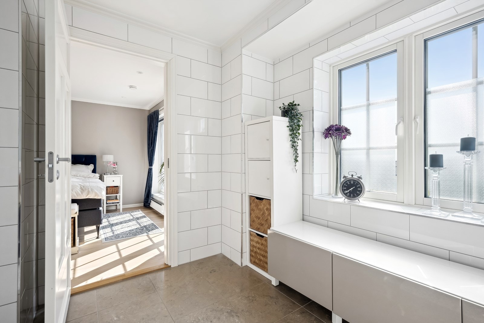 Delikat, flislagt bad tilknyttet hovedsoverommet Galleribilde