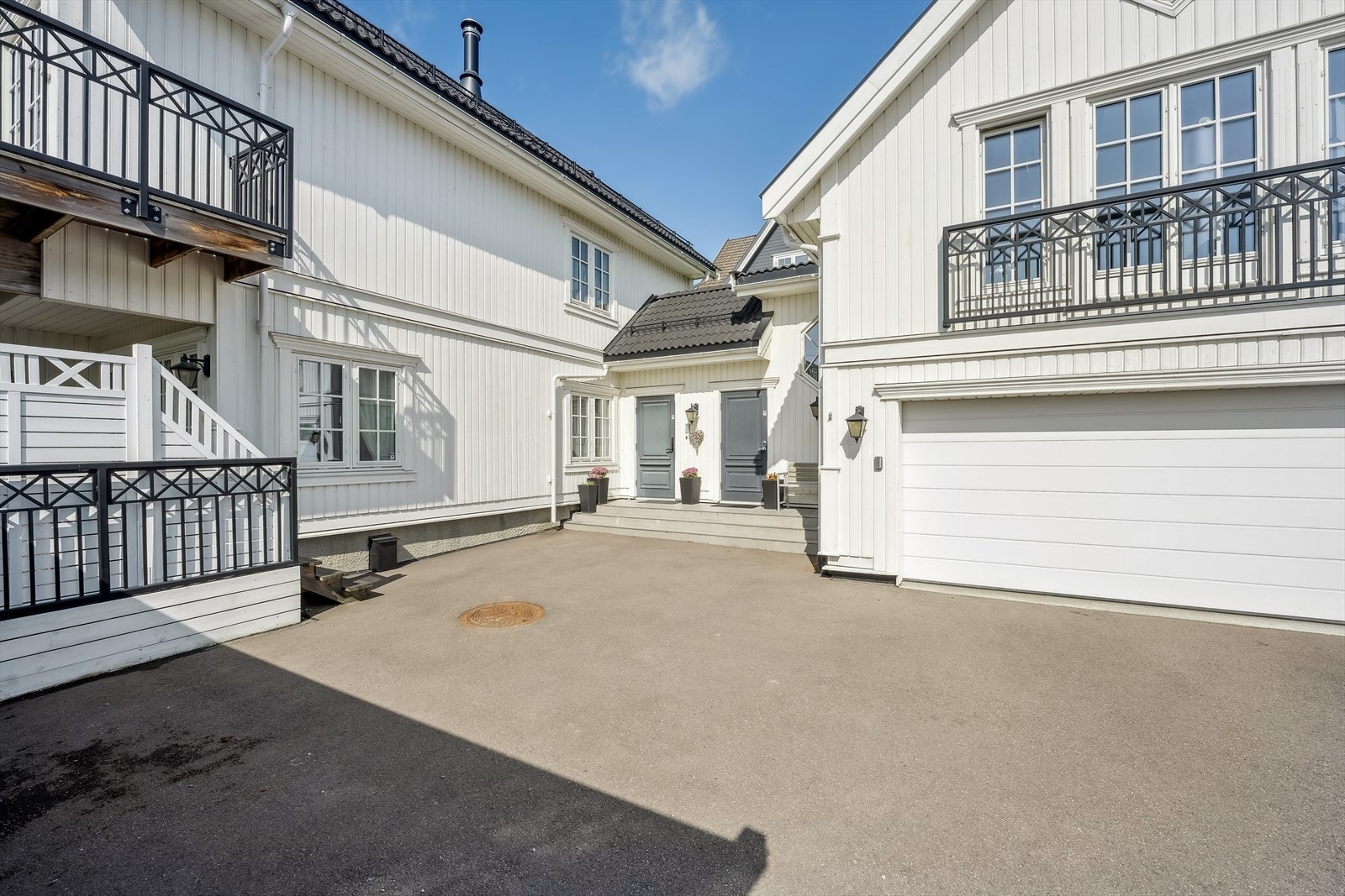 Romslig gårdsplass - Dobbelgarasje og carport med til sammen 4 bilippstillingsplasser Galleribilde