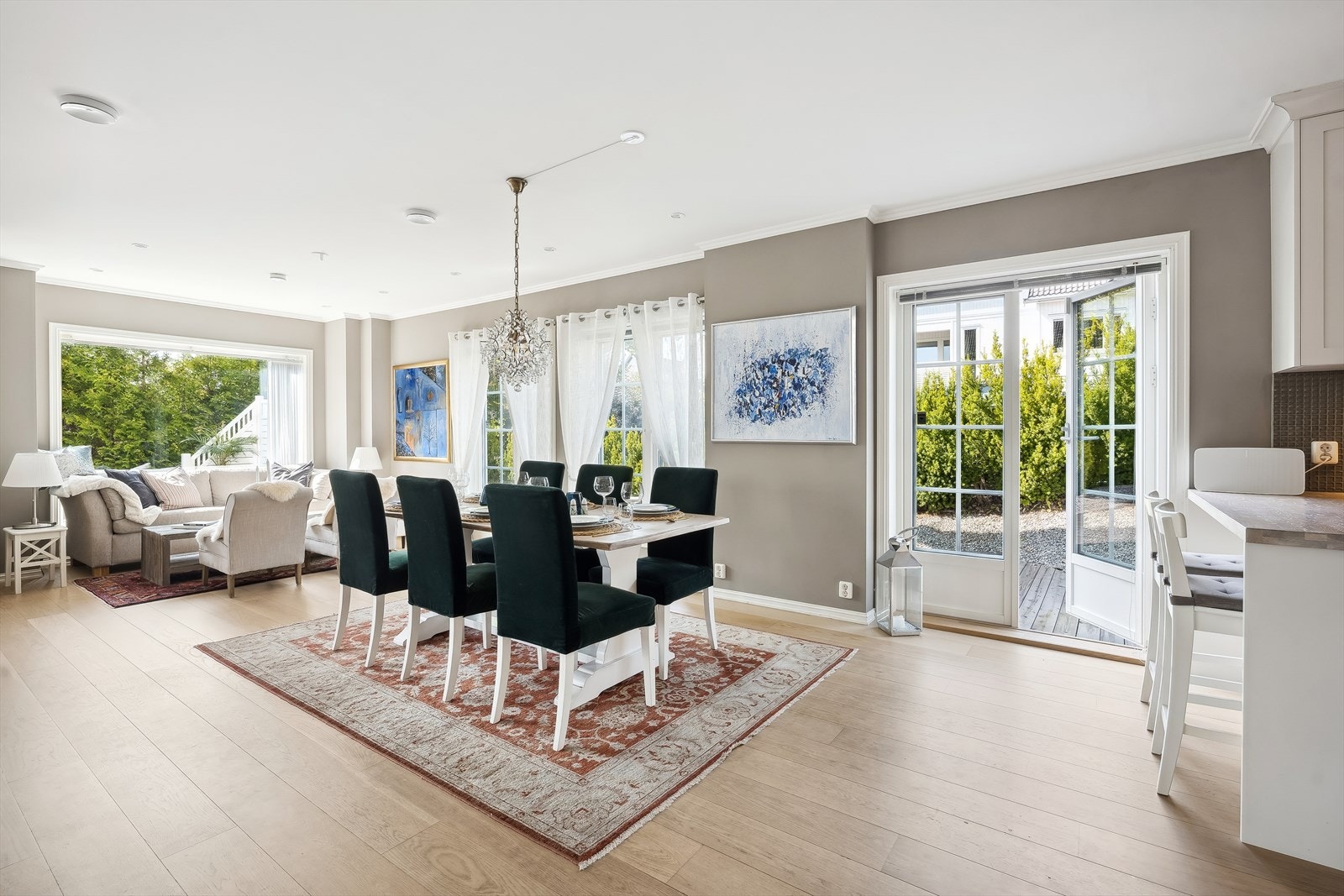 Fra stuen er det adkomst til en vestvendt platting på 27 m² og en sørvendt terrasse på 35 m² Galleribilde