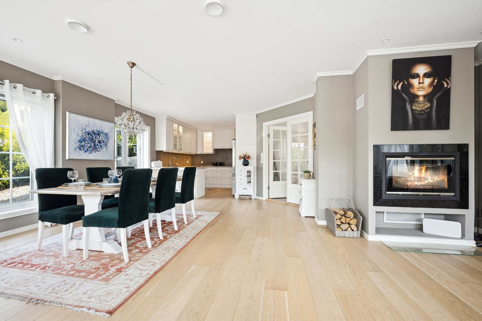 Stuen er av god størrelse med en rekke møbleringsmuligheter Galleribilde