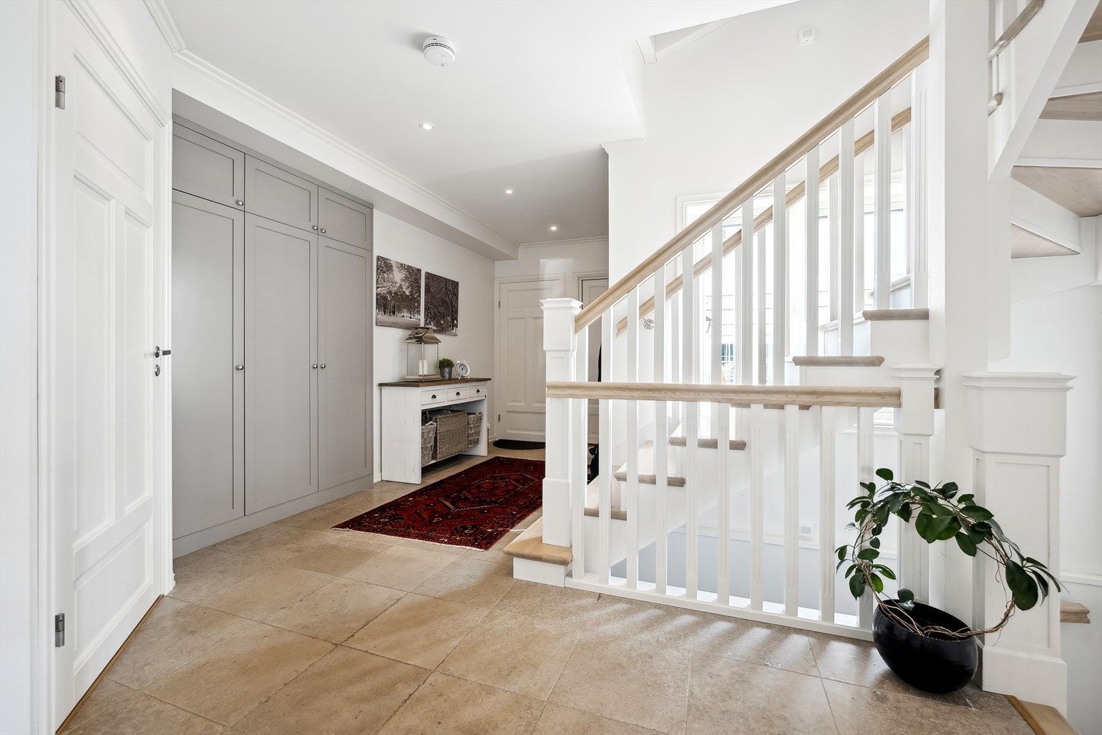 Romslig entré/ hall med flott plassbygget garderobeløsning Galleribilde