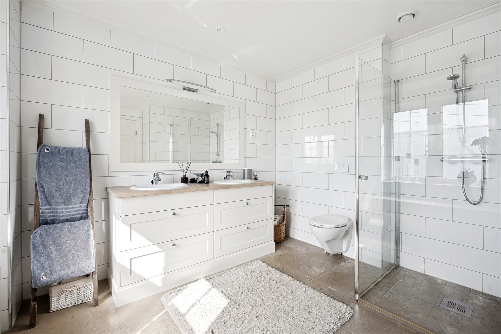 Det er varme i gulv og downlights i himling Galleribilde