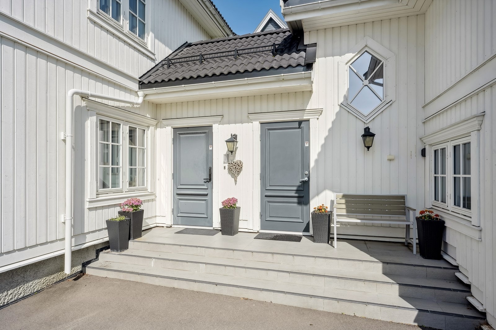 Boligen har et representativt og hyggelig inngangsparti - Egen inngang til delen som ligger over garasjen Galleribilde