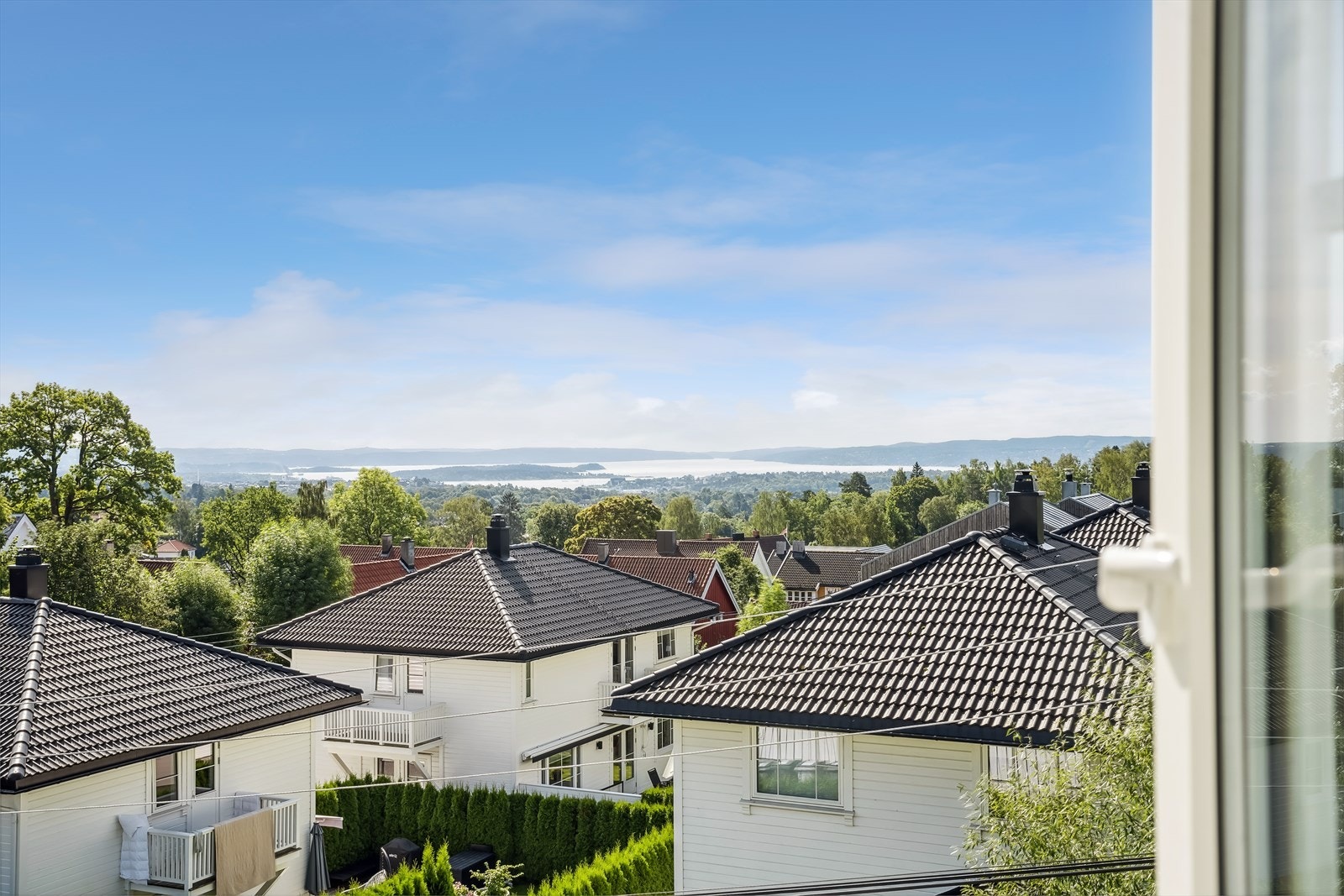 Flott utsikt fra hovedsoverommet mot fjorden Galleribilde