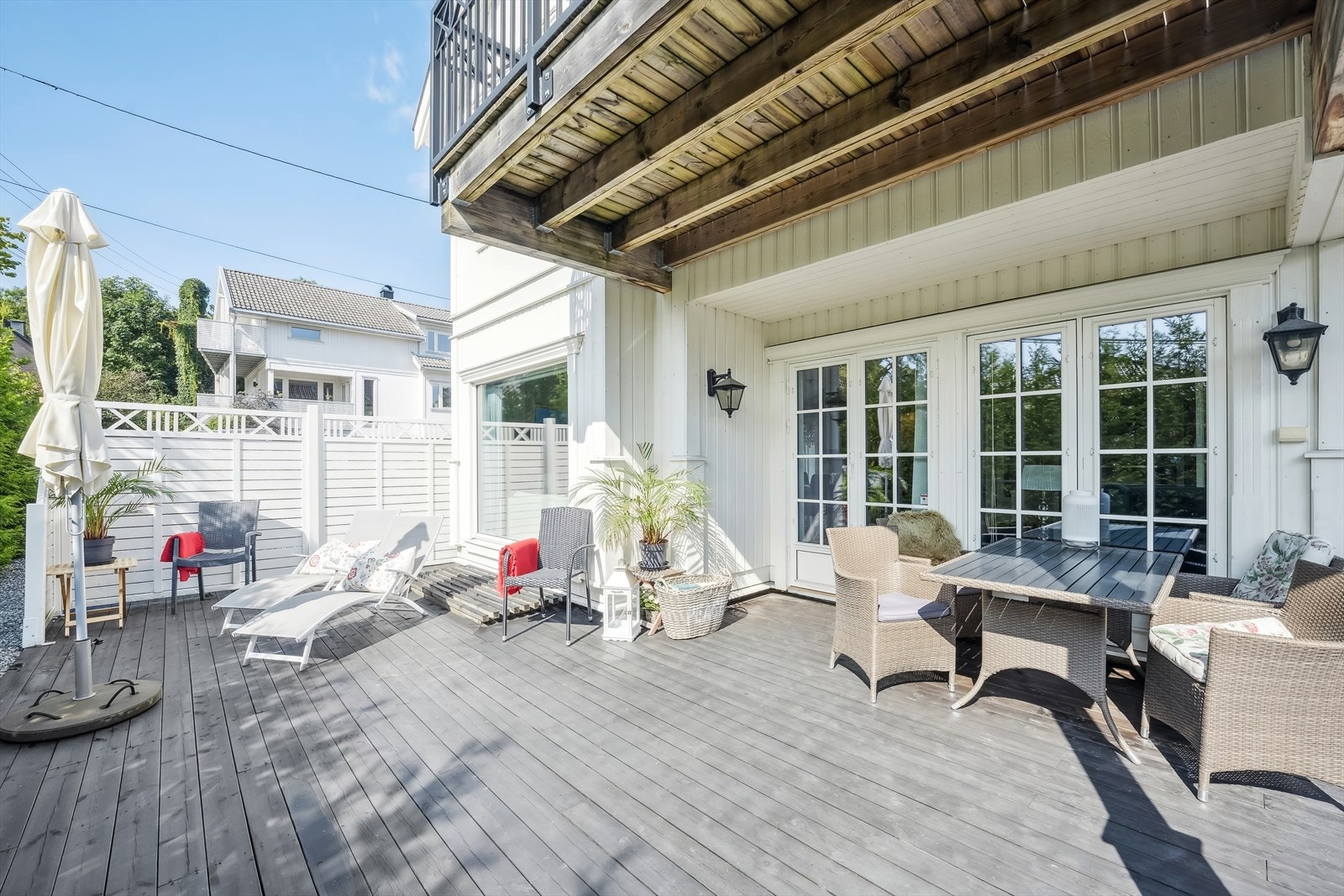 Uteplassene er solrike, og har god plass til utemøblement, grill og beplantning Galleribilde