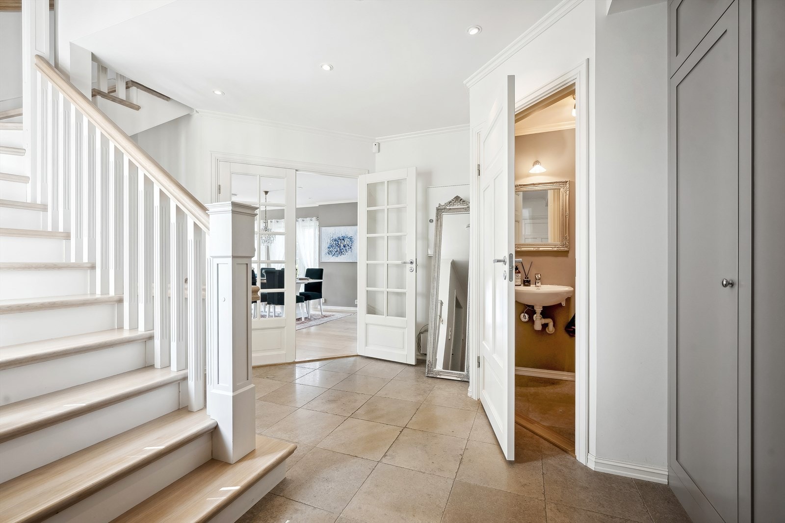 Hallen er flislagt med varme i gulv - Praktisk med separat wc for gjester i tilknytning til hallen Galleribilde