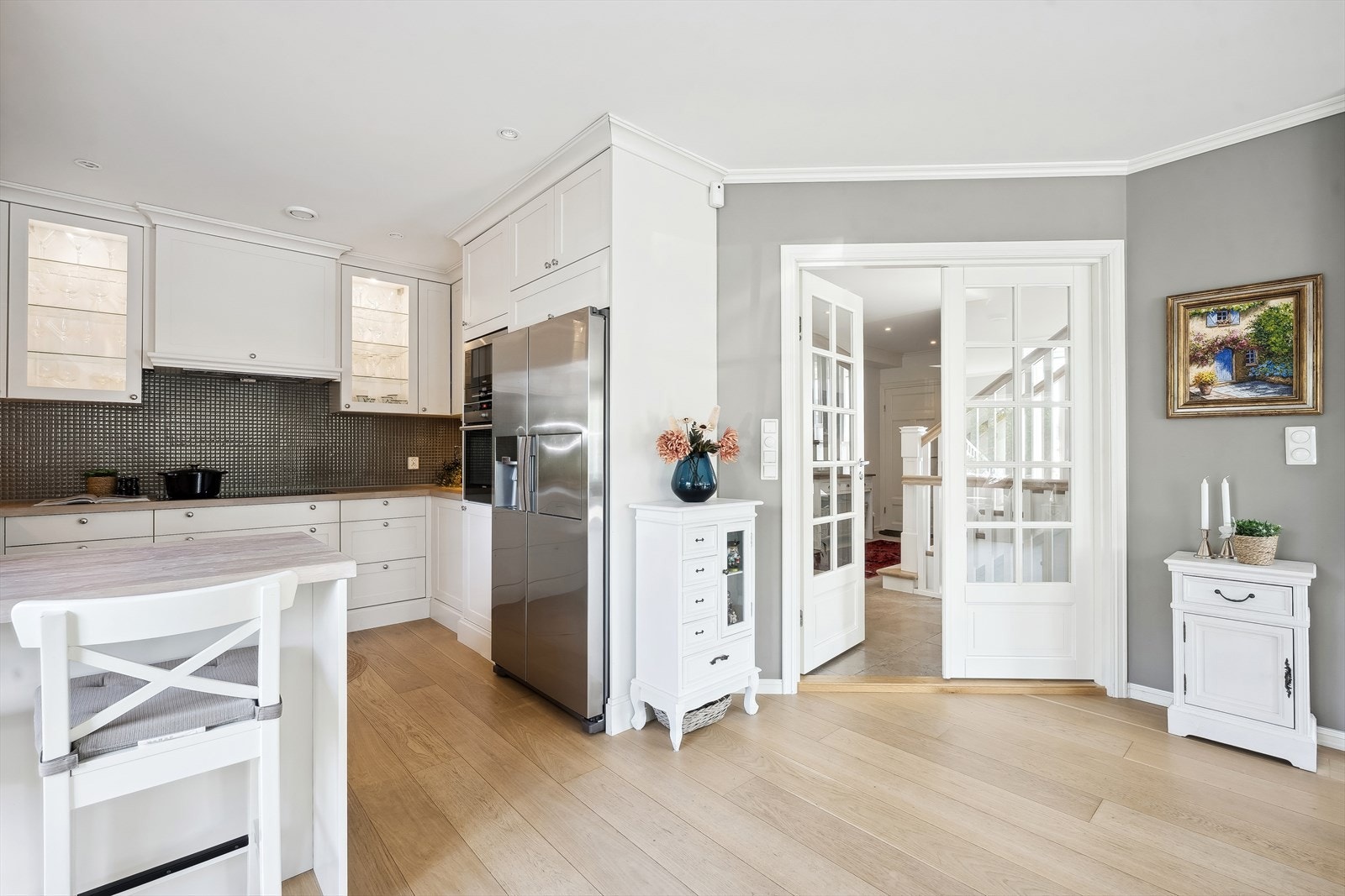 Rikelig med skap- og benkeplass på kjøkkenet Galleribilde