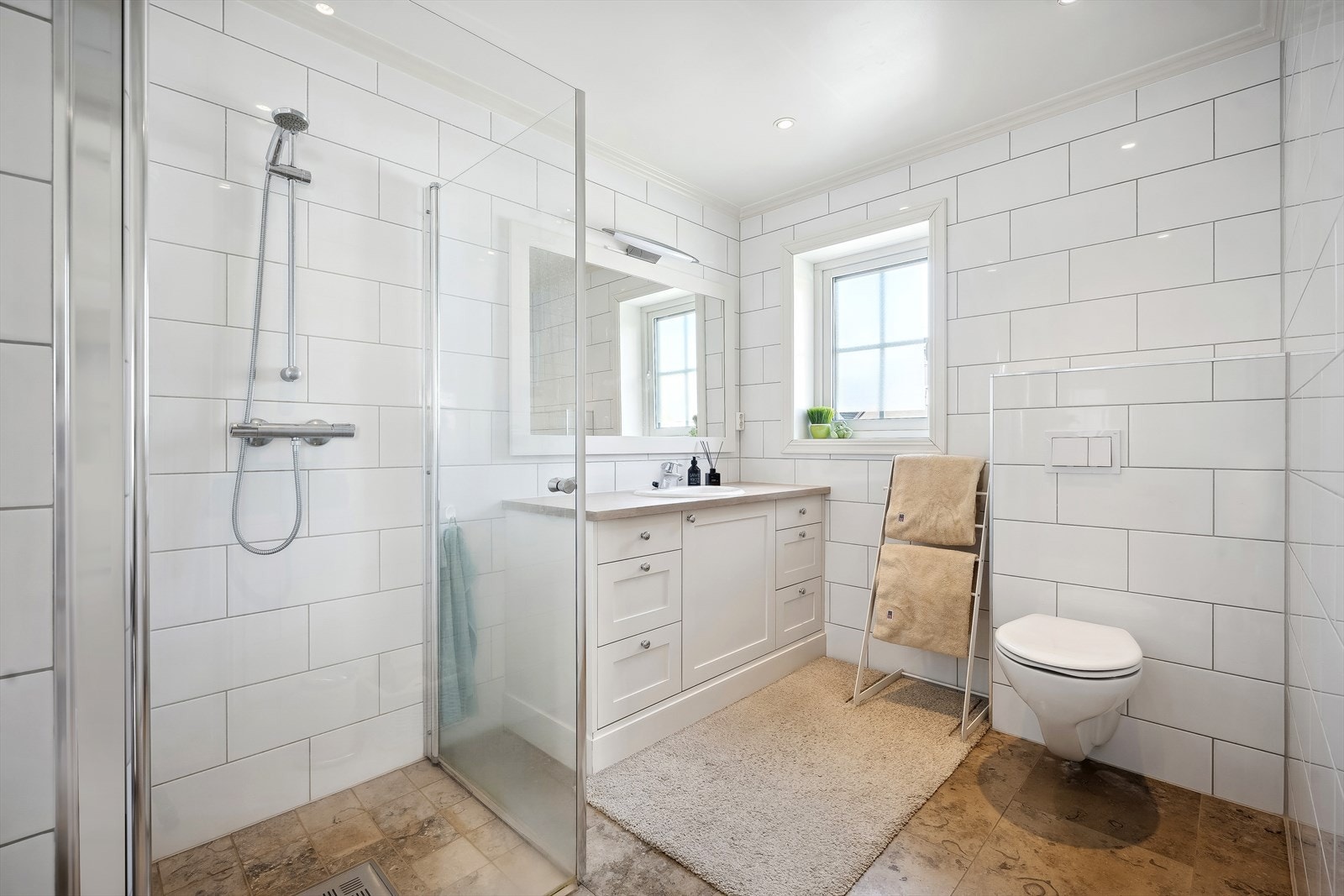 Bad 2 - I kjelleren er det et separat vaskerom Galleribilde