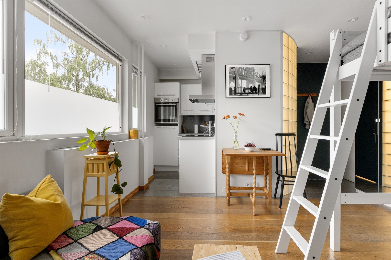 Dette er en lys & arealeffektiv selveierleilighet med sentral og populær beliggenhet på Bislett/Adamstuen. Galleribilde