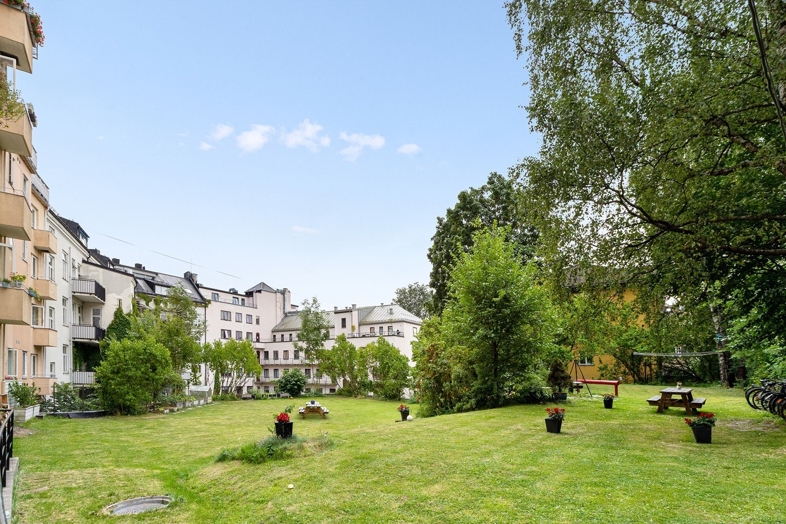 Hyggelig og grønn bakgård som kan nytes av beboerne. Galleribilde