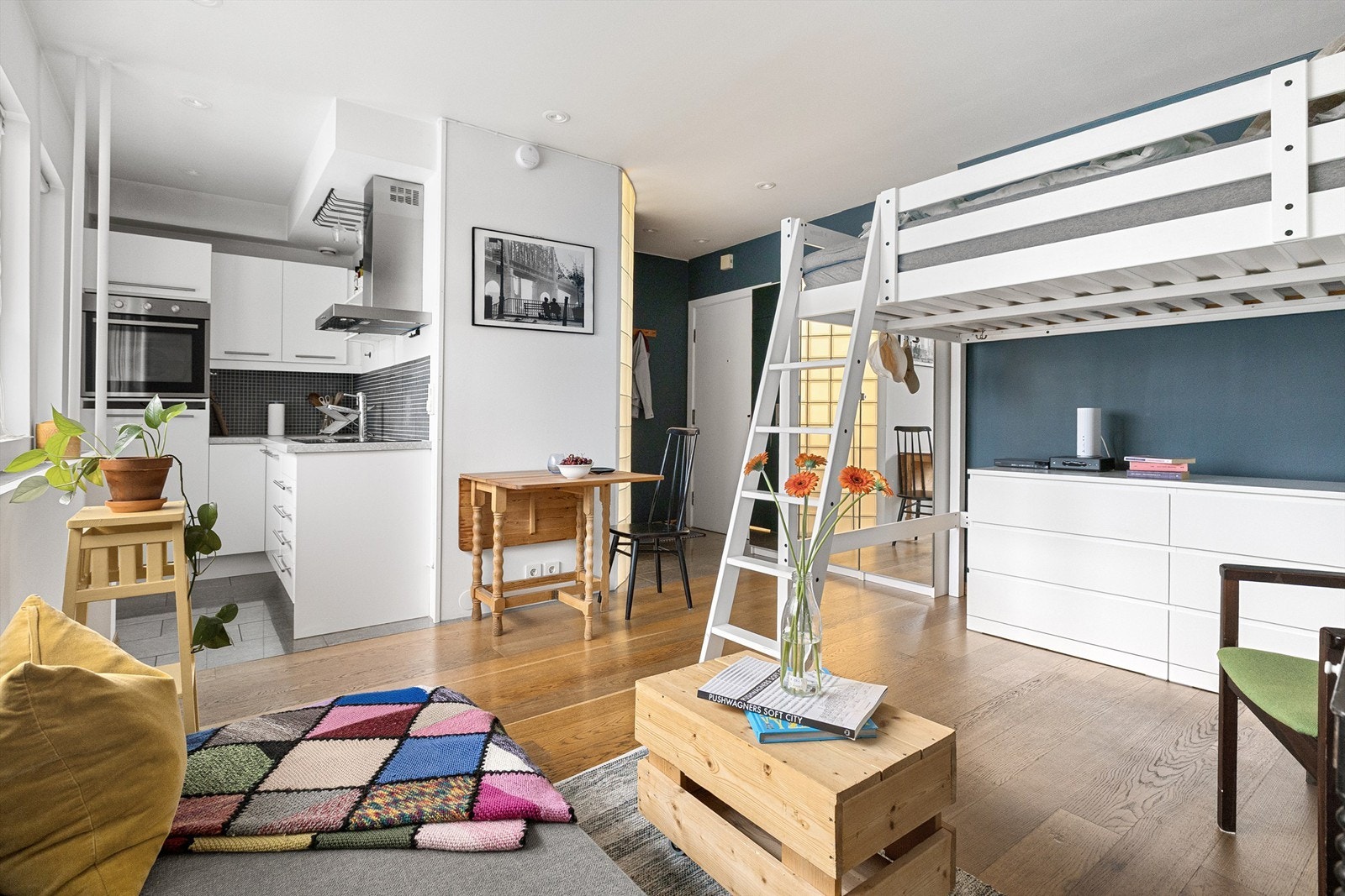 Det er en åpen og funksjonell løsning med kombinert stue og kjøkken. Galleribilde