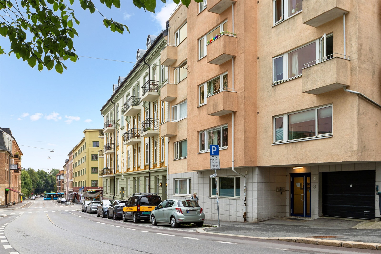 Beliggenheten på Adamstuen gir deg et spesielt sentralt utgangspunkt med nærhet til alt hovedstaden har å by på i form av yrende restaurant- og kaféliv. Galleribilde