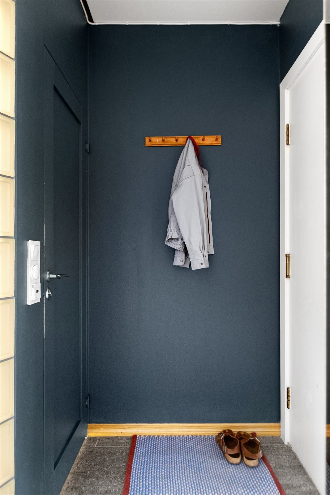 Rett ved inngangen er adkomst til baderommet. Galleribilde
