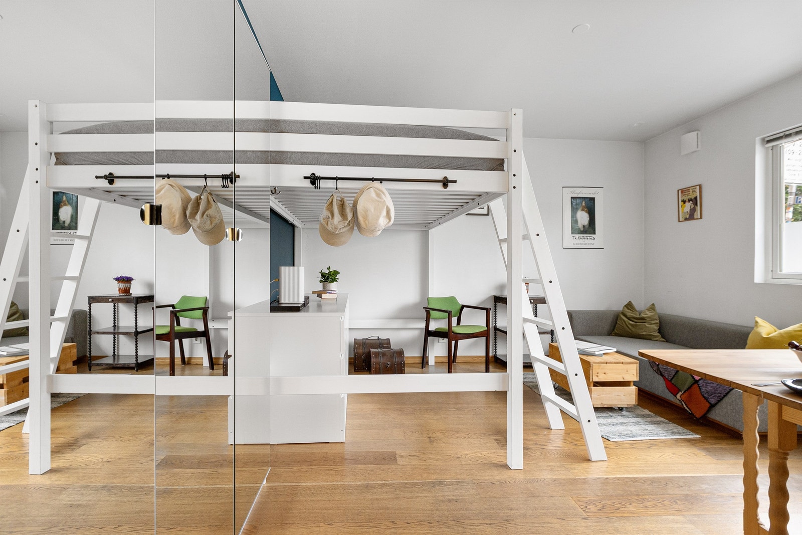 Praktisk med garderobeskap ved entréen med speildører, her er det god plass til yttertøy, sko eller ekstra oppbevaring. Galleribilde