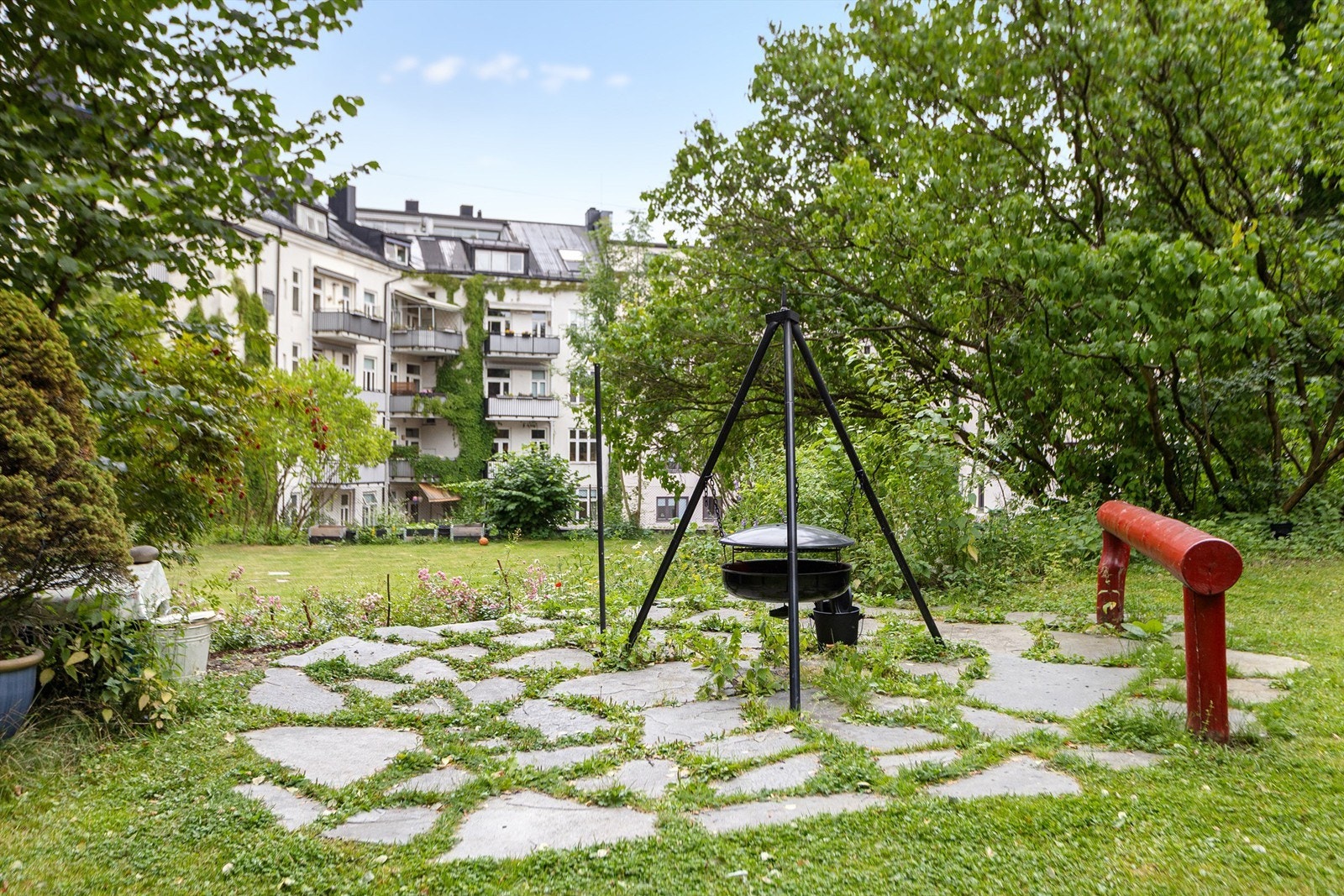 Felles bakhage med flere sittegrupper, bålpanne og dyrkekasser. Galleribilde