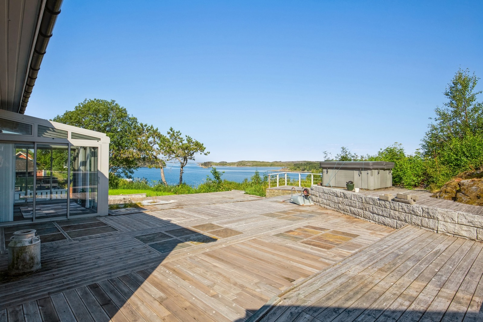 Skjermet terrasse med gode solforhold Galleribilde