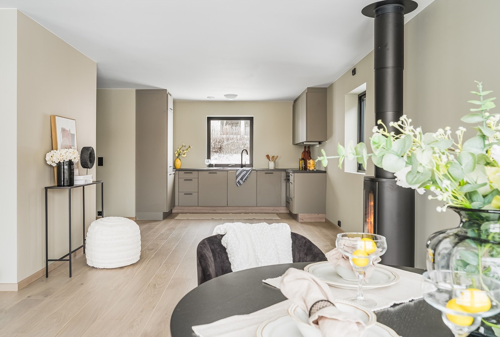 Kjøkkenet åpent som gjør at det blir en fin tilknytning til stuen. Galleribilde