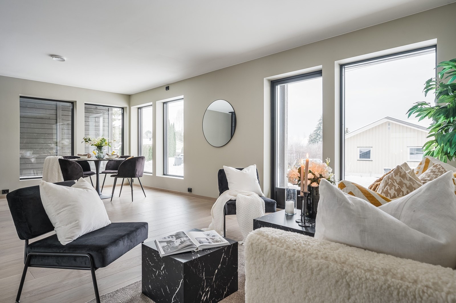 Stuen er et stort, lyst og hyggelig rom. Galleribilde