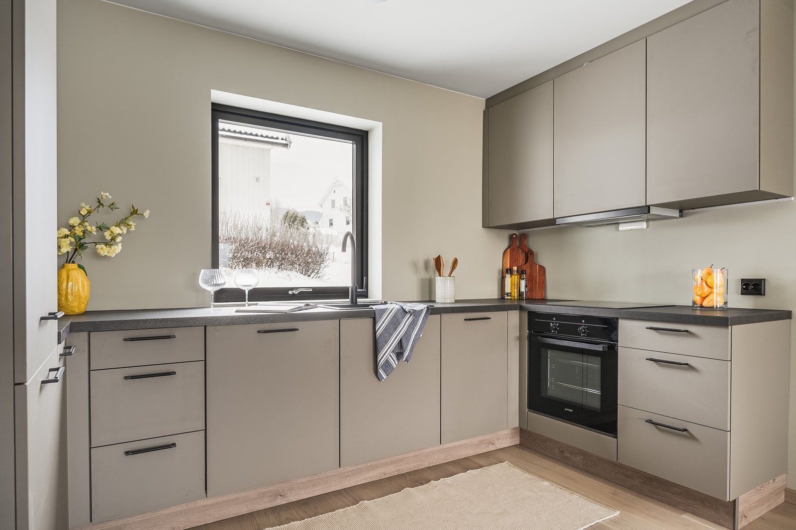 Romslig kjøkken. Galleribilde