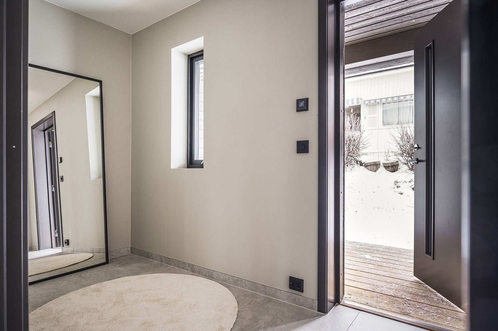 Velkommen inn. Flislagt gang med varmekabler. Galleribilde