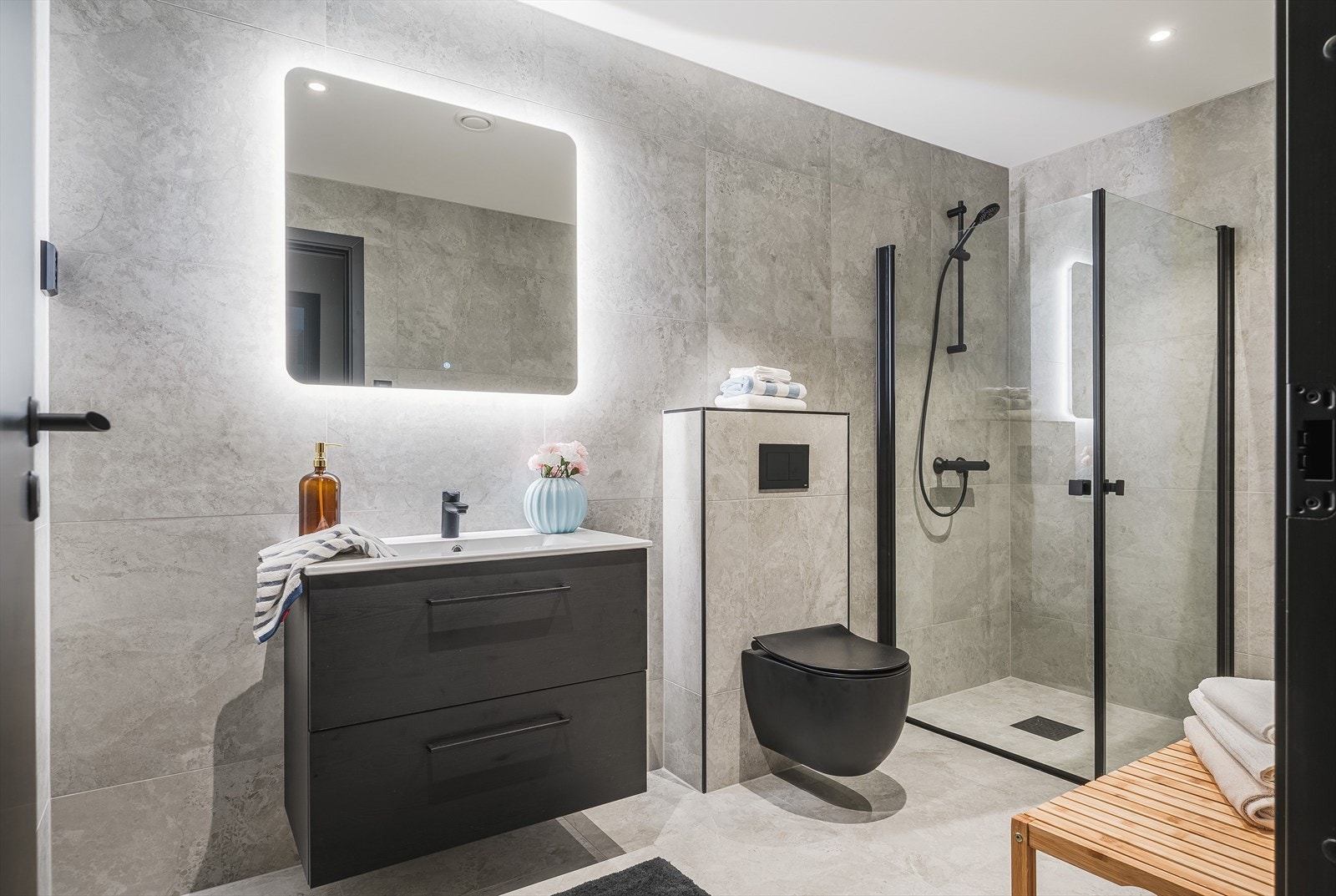 Badet har servant med underskap, vegghengt toalett og hjørnedusj. Dette er badet som er i 2. etasje. Galleribilde